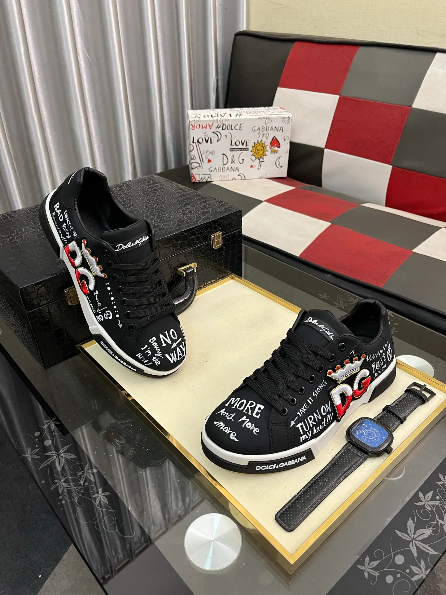 Men's shoes 💰480⌚️⌚️DG's latest popular casual shoes 🔥🔥, the tongue has the brand's iconic details, and the combination of silk cowhide and cow suede enhances the style. Fashionable and versatile, it can complement any look. Create an exquisite design with unique dynamic vitality and modern atmosphere, showing modern elegance. Size: 38-46